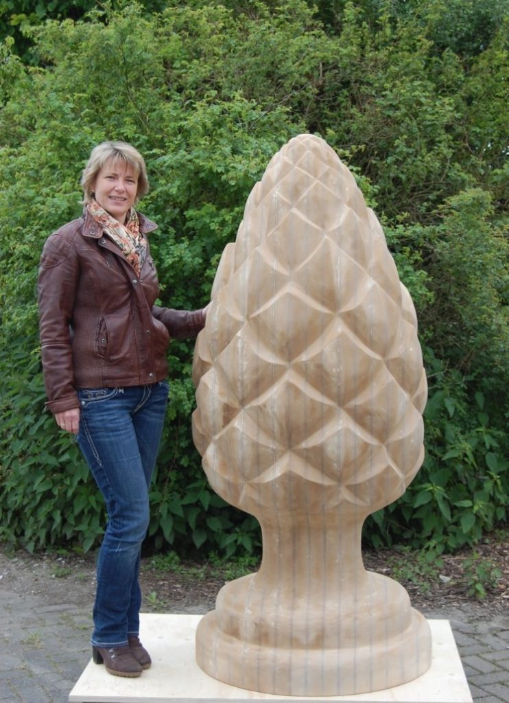 Überlebensgroße 5-Achs-CNC-gefräste Zirbelnuss aus Holz – Großskulptur der Tischlerei Cluse