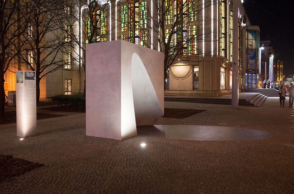 Großformatiges Steinmonument mit CNC-gefrästem Bogendurchbruch im Stadtraum – Außenprojekt der 3D-CNC Tischlerei Cluse