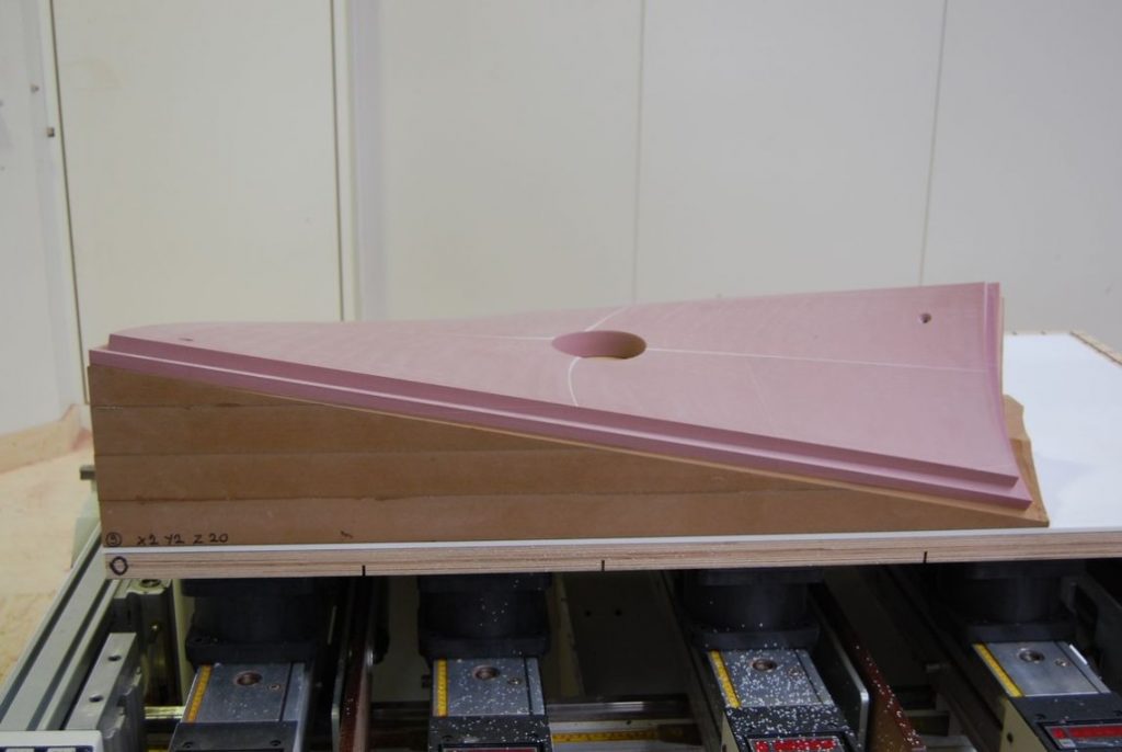CNC-gefrästes Styropor-Flügelprofil auf Frästisch – Modellbau-Rohling der Tischlerei Cluse