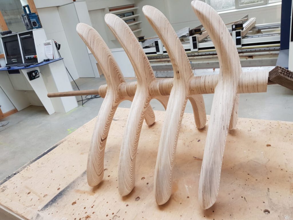 CNC-gefräste Holzrippen der Drei-Meter-Fisch-Skulptur in der Werkstatt der Tischlerei Cluse