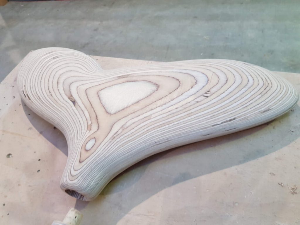CNC-gefräster Holzfischkörper mit sichtbarer Maserung – Drei-Meter-Fisch-Skulptur der Tischlerei Cluse