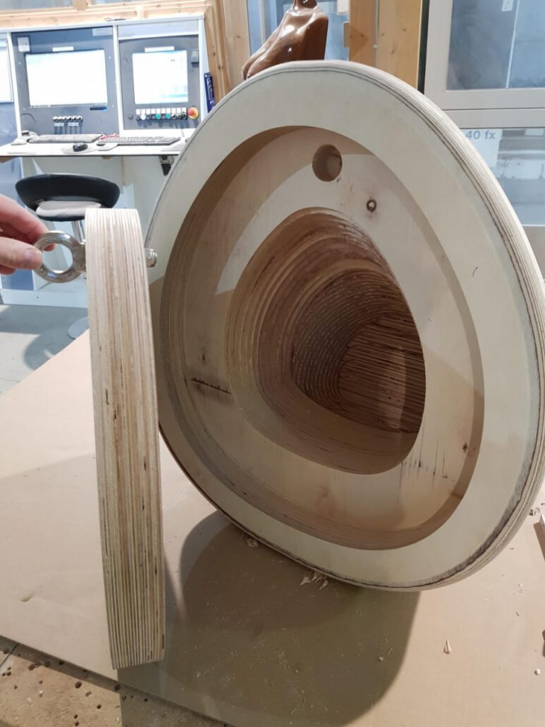 CNC-gefräster Holzfischkopf in der Fertigung – Detail der Drei-Meter-Fisch-Skulptur der Tischlerei Cluse