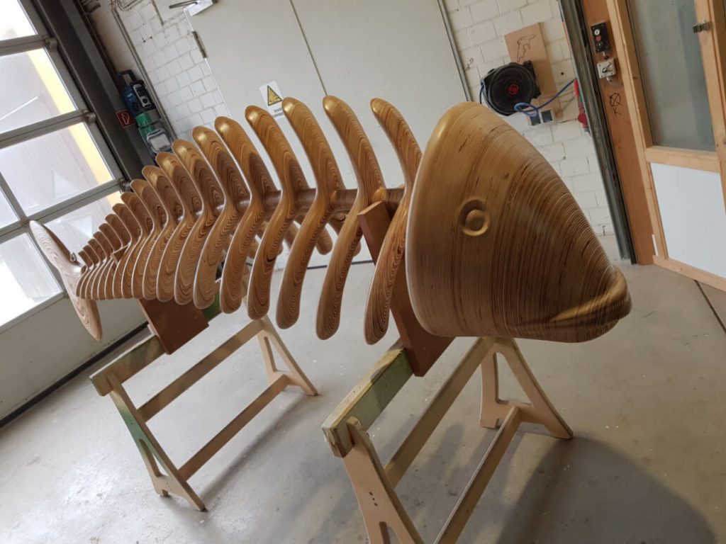 Drei Meter große CNC-gefräste Holzskulptur eines Fisches – Tischlerei Cluse