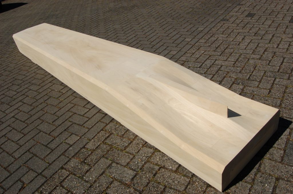 CNC-gefrästes keilförmiges Holzmodell mit glatter Oberfläche – Formenbau der Tischlerei Cluse