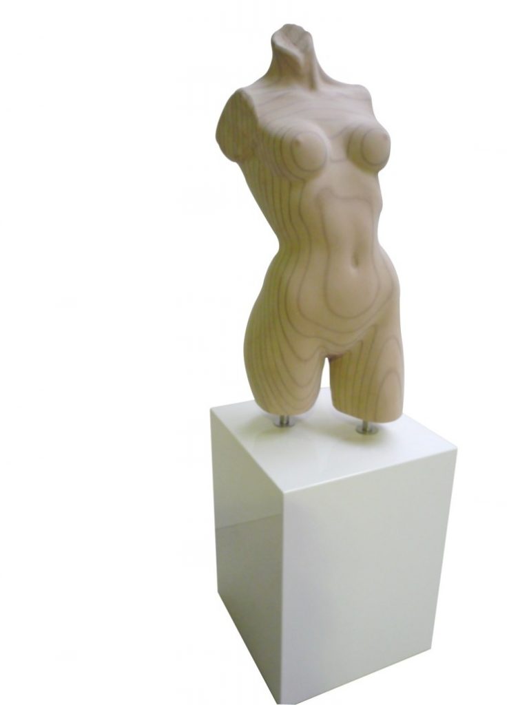 CNC-gefräste weibliche Torso-Skulptur aus Holz auf Sockel – künstlerische 3D-Fräsarbeit der Tischlerei Cluse