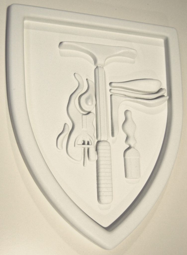 CNC-gefrästes Wappen mit Werkzeugmotiven als Relief – detaillierte 3D-Fräsarbeit der Tischlerei Cluse