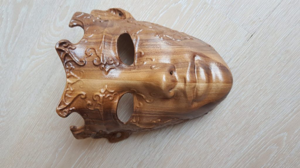 CNC-gefräste venezianische Holzmaske mit Ornamentdetails – Tischlerei Cluse