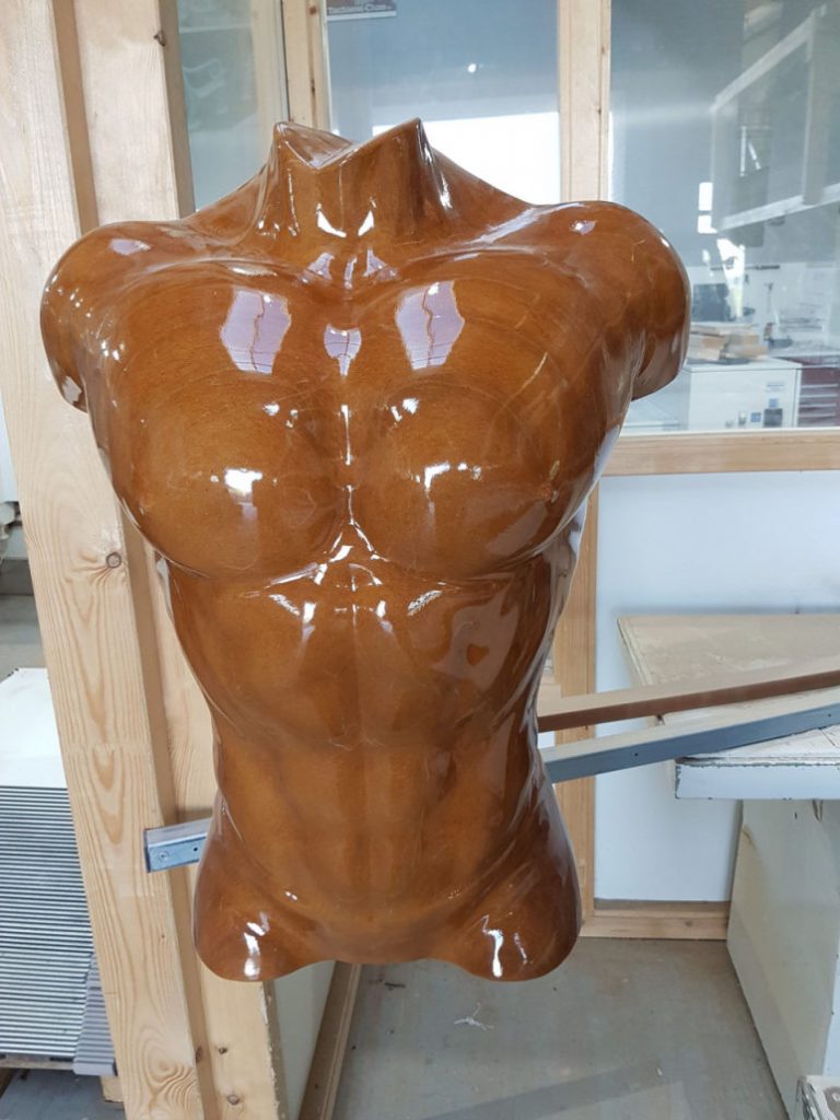 5-Achs-CNC-gefrästes Männertorso aus MDF mit Klarlack – Tischlerei Cluse