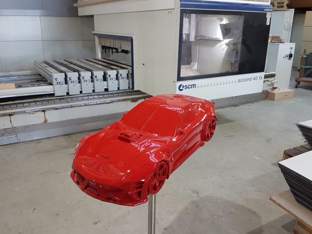 CNC-gefrästes Messemodell eines Sportwagens aus PU-Schaummaterial mit rotem Farblack – Tischlerei Cluse