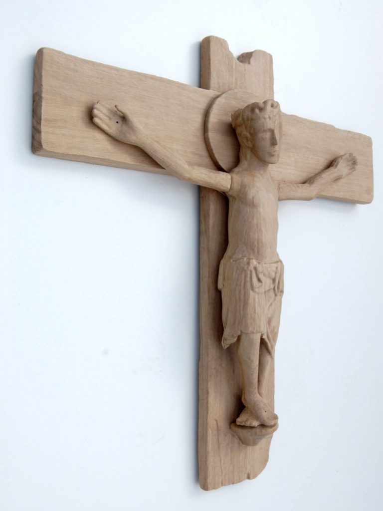 CNC-gefrästes Holzkruzifix mit Corpus Christi – Schnitzarbeit der Tischlerei Cluse