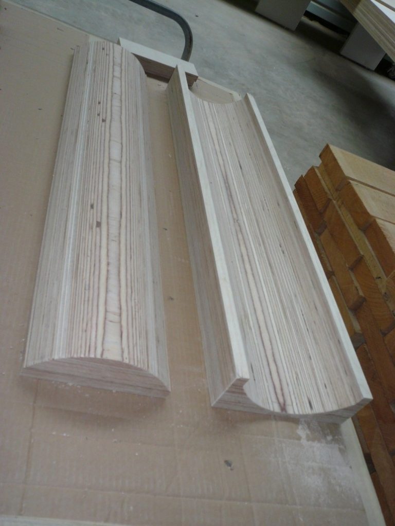 CNC-gefräste Holzprofilleisten aus Multiplex in der Werkstatt der Tischlerei Cluse