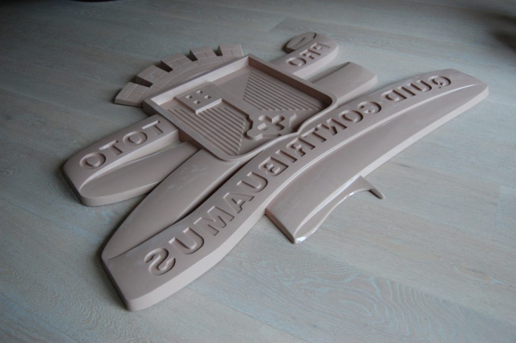 CNC-gefrästes Vereinswappen mit Schriftzug aus Kunststoff – Tischlerei Cluse
