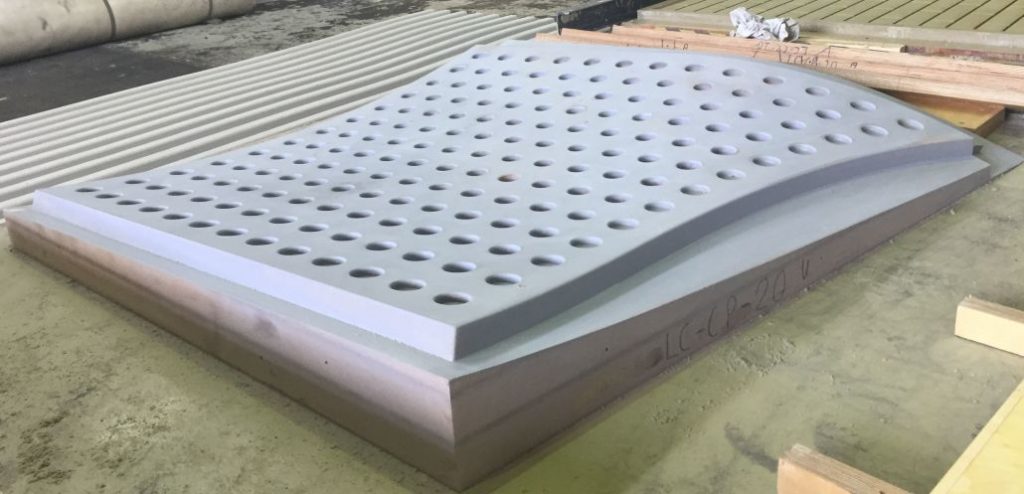 CNC-gefräste Platte mit Lochbohrungen und geschwungener Kante – Tischlerei Cluse