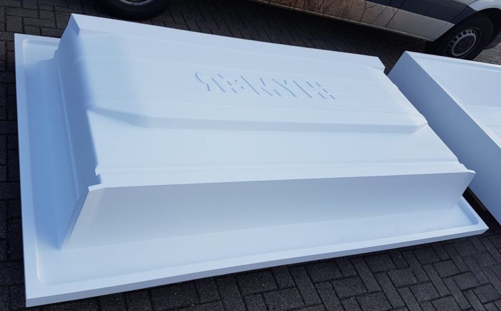 CNC-gefräste Kunststoffplatte mit eingefrästem Schriftzug – Tischlerei Cluse