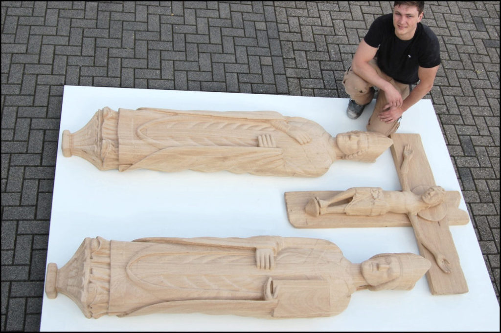 CNC-gefräste Holzreliefs mit religiösen Figuren und Kruzifix – Tischlerei Cluse
