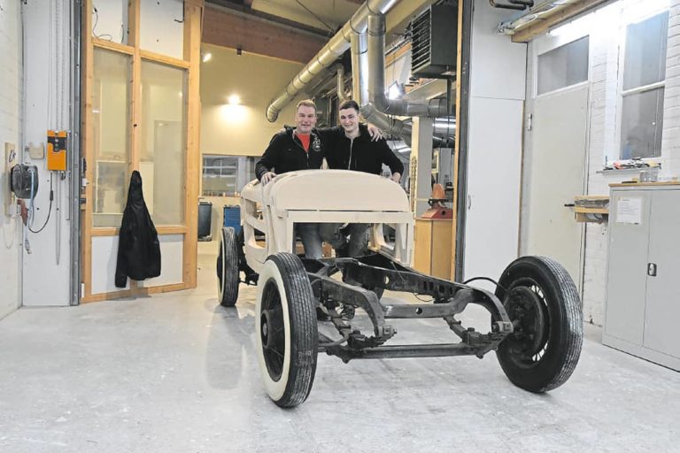 Tischlerei Cluse baut mit Fünf-Achs-Fräser Fahrzeug-Aufbau aus Esche.