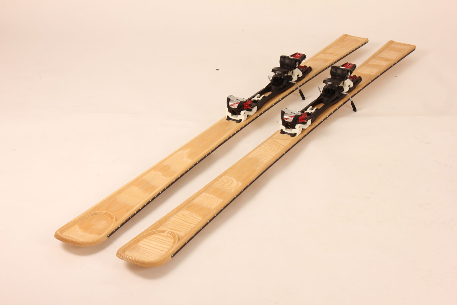Handgefertigte Holzskier mit Skibindungen – Tischlerei Cluse