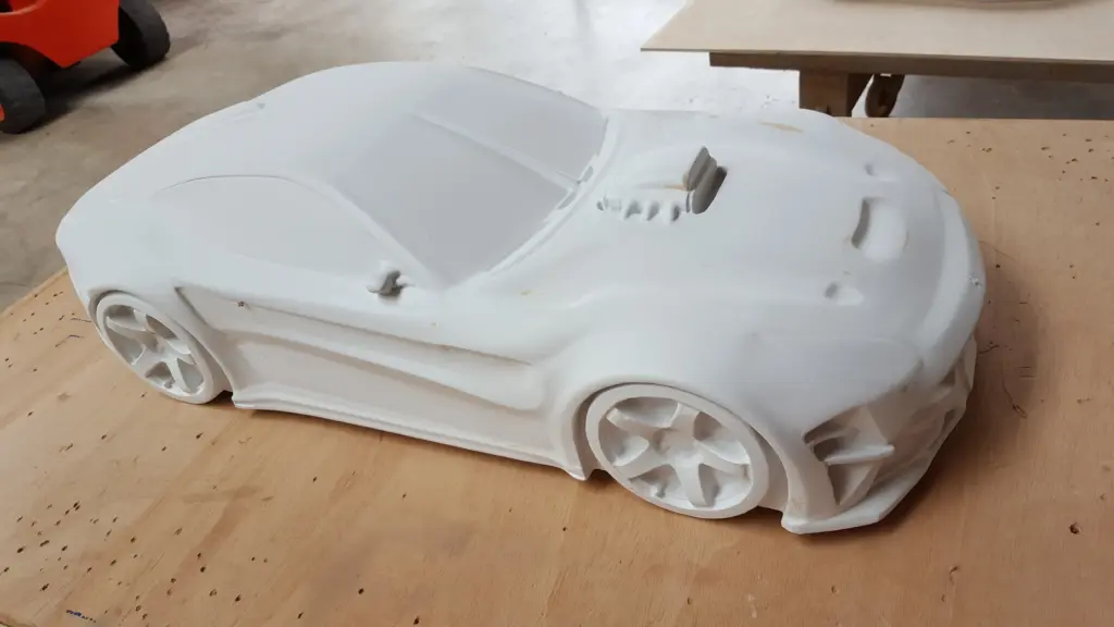 CNC-gefrästes Automodell aus Holz – detailgetreue 3D-Fräsarbeit der Tischlerei Cluse