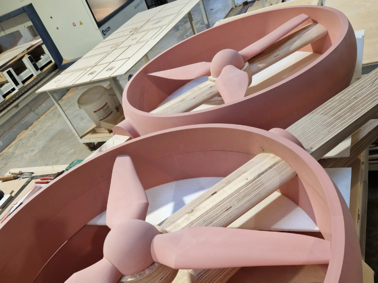 CNC-gefräste Rotoren mit Speichenkonstruktion aus rosa Schaumstoff – Detailansicht der Tischlerei Cluse