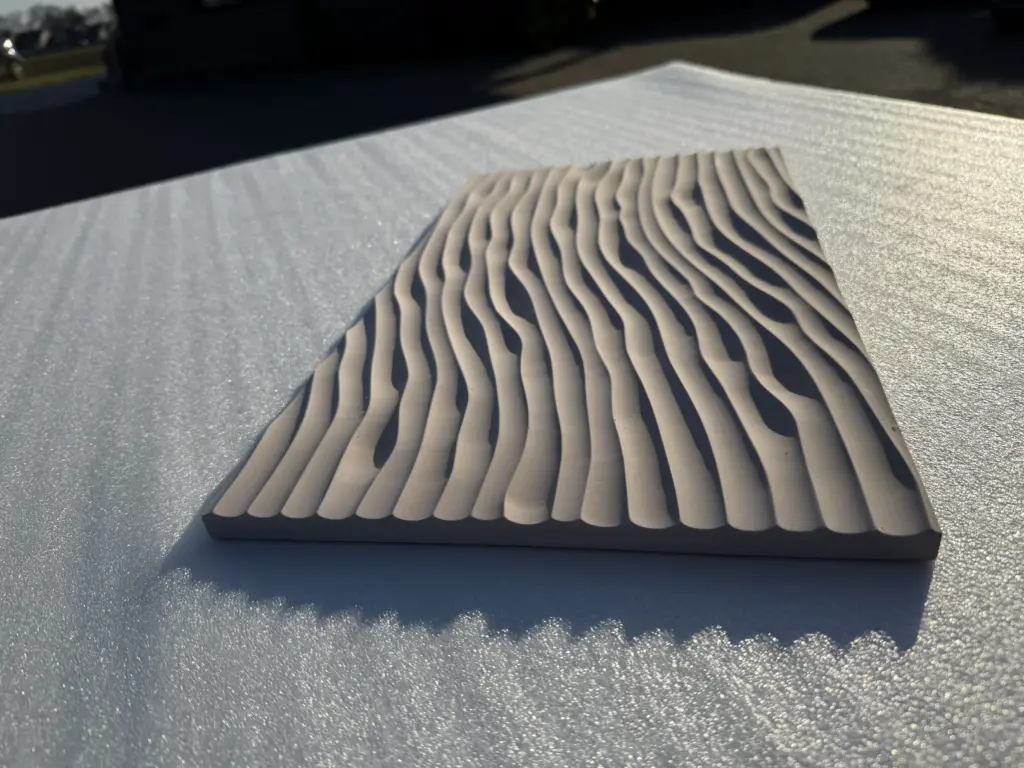 3D-gefräste Wellenstruktur aus MDF – CNC-Oberflächenfräsung von Tischlerei Cluse