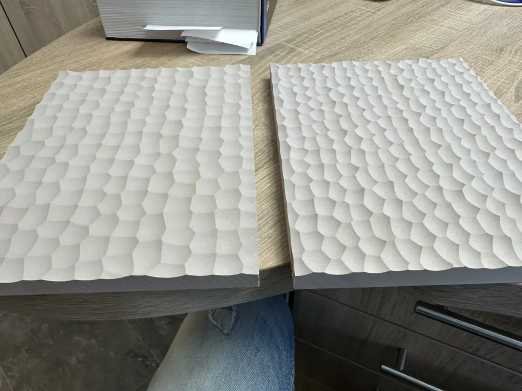 Zwei CNC-gefräste Designoberflächen-Musterplatten mit feiner Schuppenstruktur im Vergleich – Tischlerei Cluse