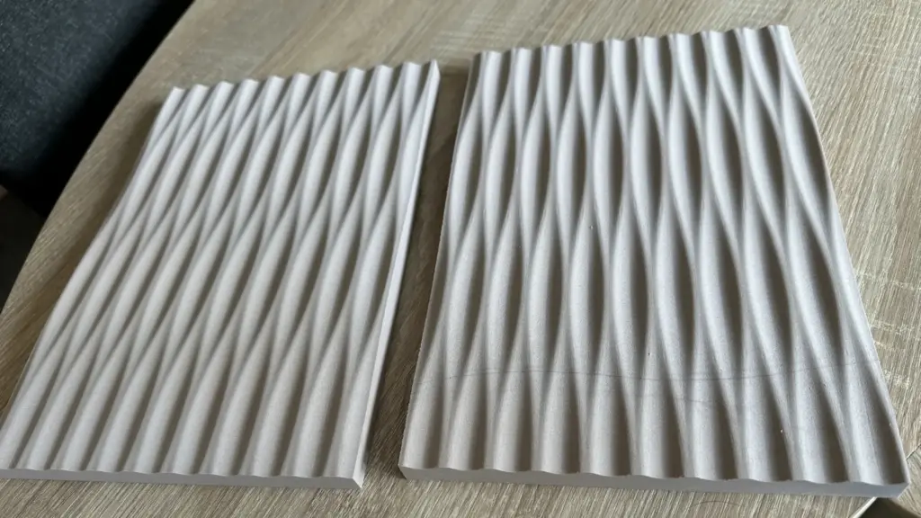 CNC-gefräste Massivholzplatten mit Wellenstruktur – Tischlerei Cluse