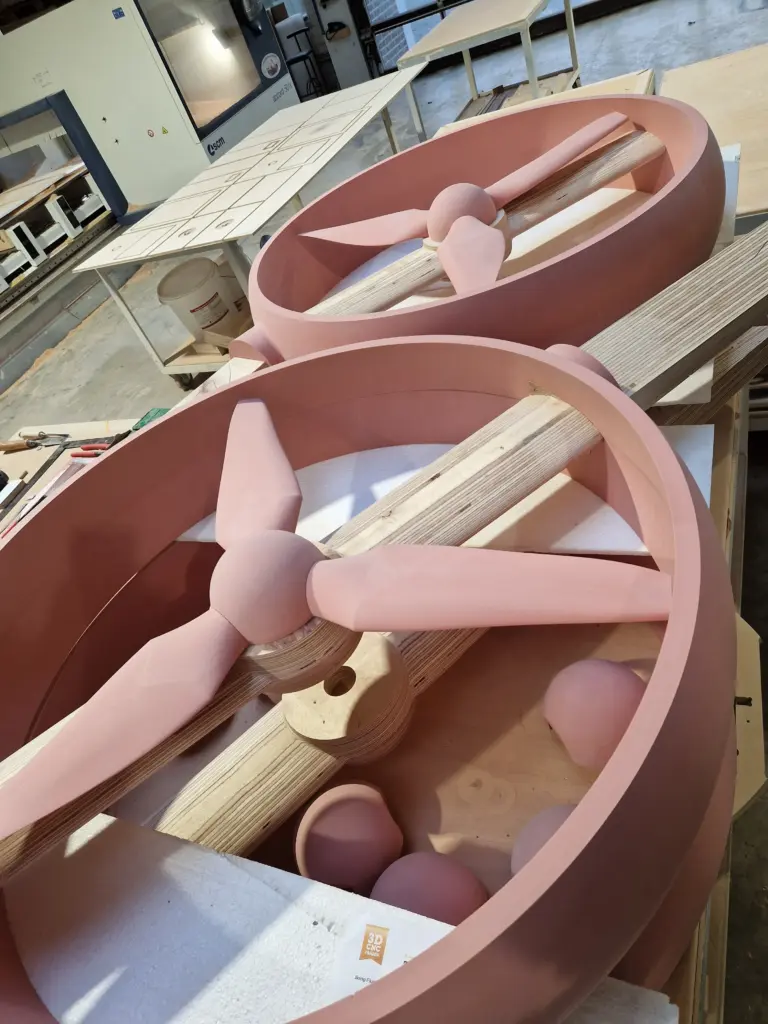 CNC-gefräste Kreisformen aus rosa Dämmstoff oder Schaumstoff – Serienproduktion in der Werkstatt der 3D-CNC Tischlerei Cluse