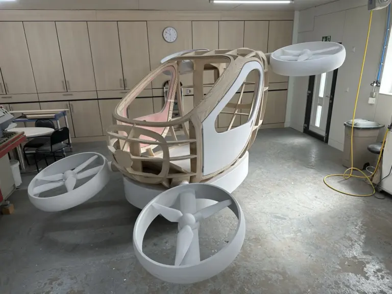 Drohnen-Prototyp mit Holzgerippe und CNC-gefrästen Rotoren in der Werkstatt – Prototypenbau der Tischlerei Cluse