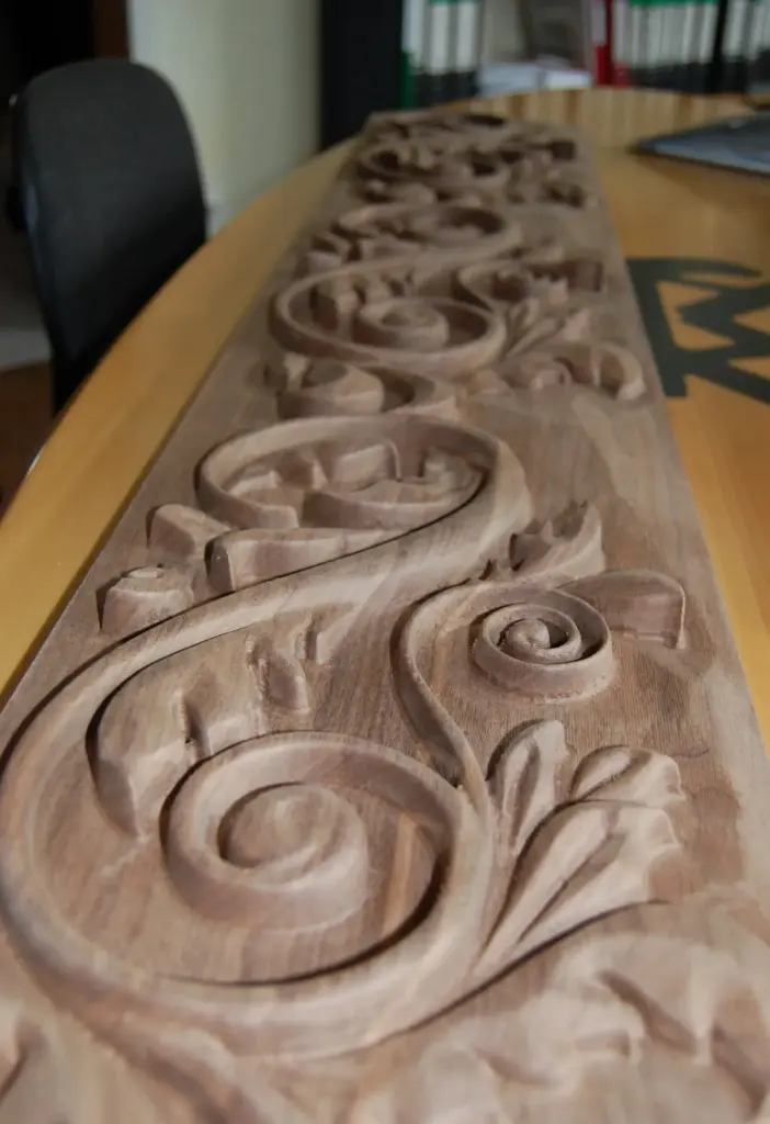 Handgefräste Holzleiste mit floralem Ornamentdekor für den Yachtinnenausbau – Tischlerei Cluse