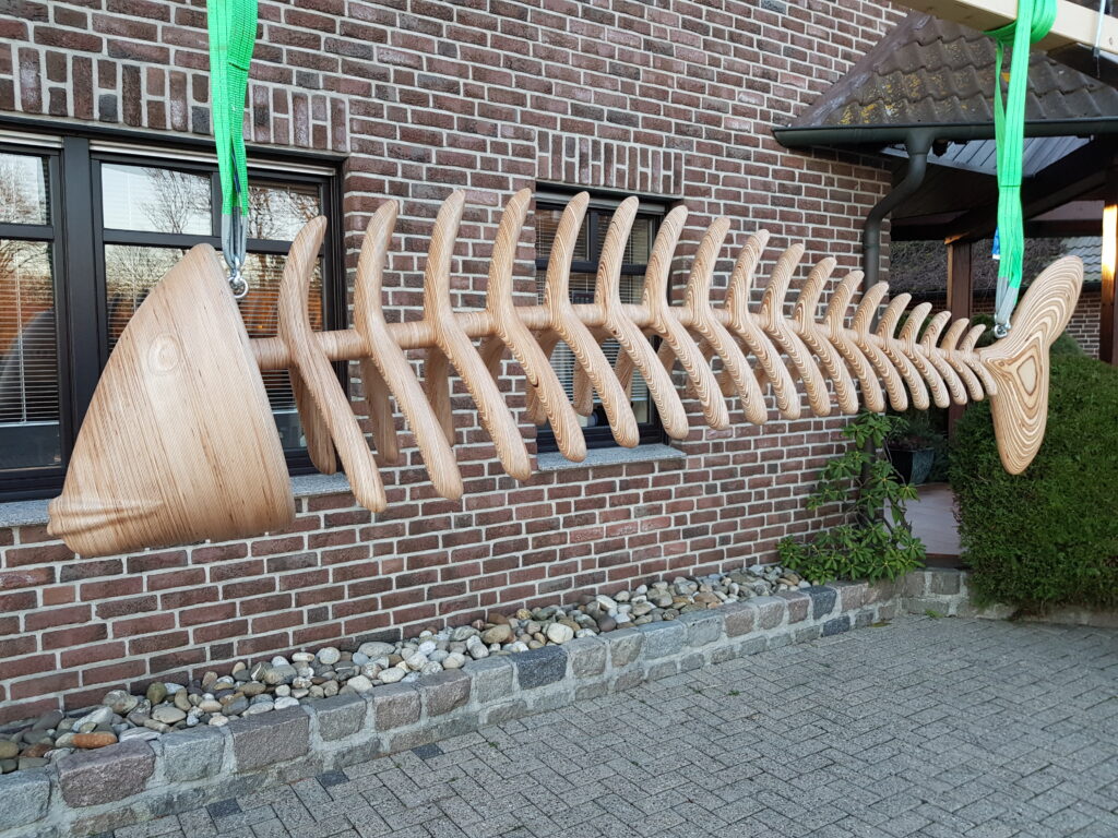 Fischdarstellung aus Multiplex gefräst vorab mit 3d Designprogramm modelliert