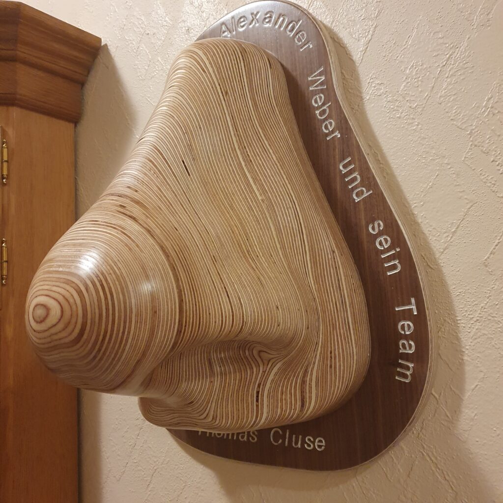 eingescannte Nase vergrößert aus Multiplex-Block ausgefräst 3d CNC Holz Cluse
