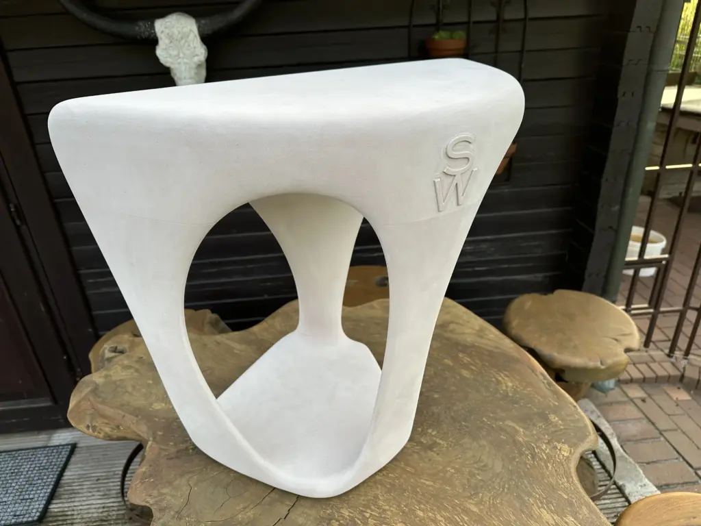 Ausstellungs-Design-Hocker 3D gefräst aus Maridurblock und in hochglanz lackiert