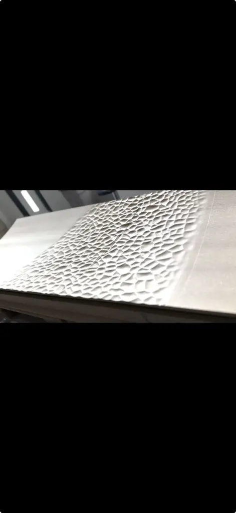 Auslaufende Struktur im Bogen eingefräst vorab Konstruiert nach Rendering