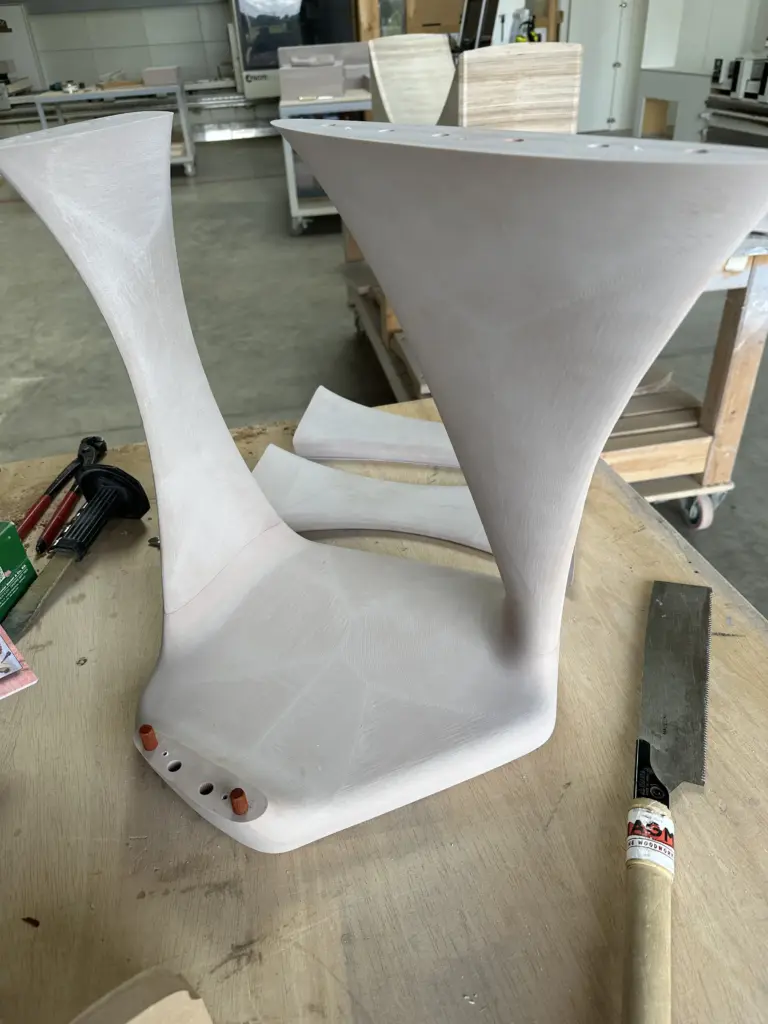 Ausstellungs-Design-Hocker 3D gefräst aus Maridurblock