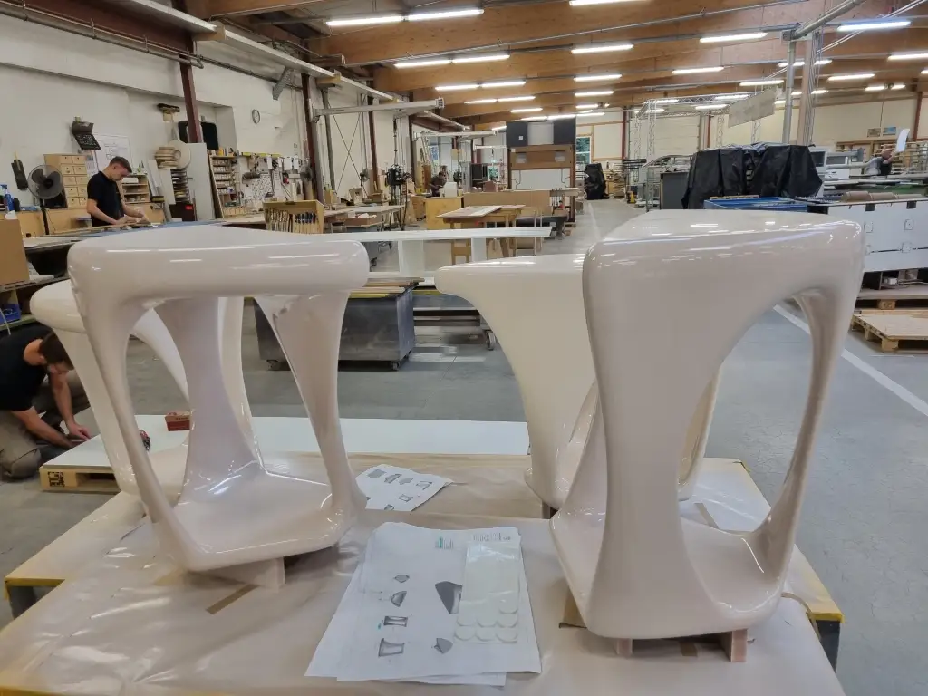 Ausstellungs-Design-Hocker 3D gefräst aus Maridurblock und in hochglanz lackiert