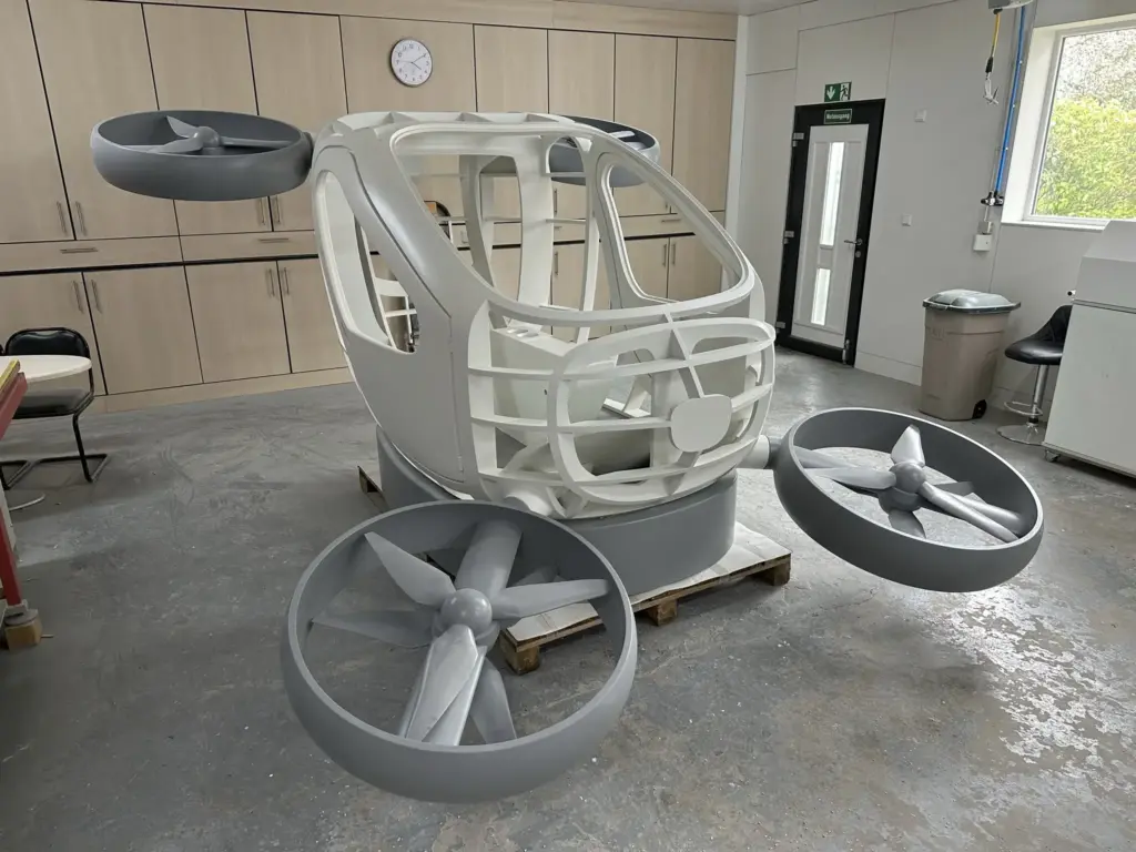 Flugsimulator für Boeing konstruiert in 3D, ausgefräst, zusammengebaut und lackiert