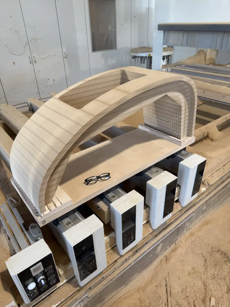 Formteil aus MDF, Vorabteilung mit 3D Software dann ausfräsen mit 5-Achs-CNC dann zusammen bau von mehreren Fräselementen