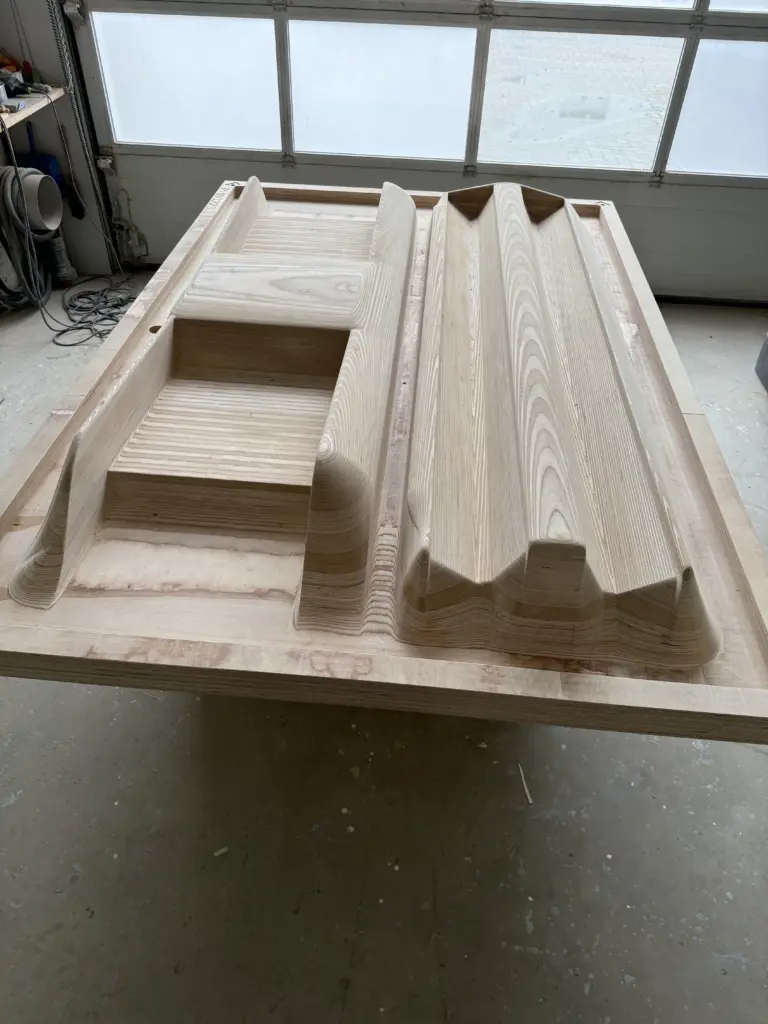 Formteil aus Multiplex-Block gefräst und mit 5-Achs-CNC ausgefräst