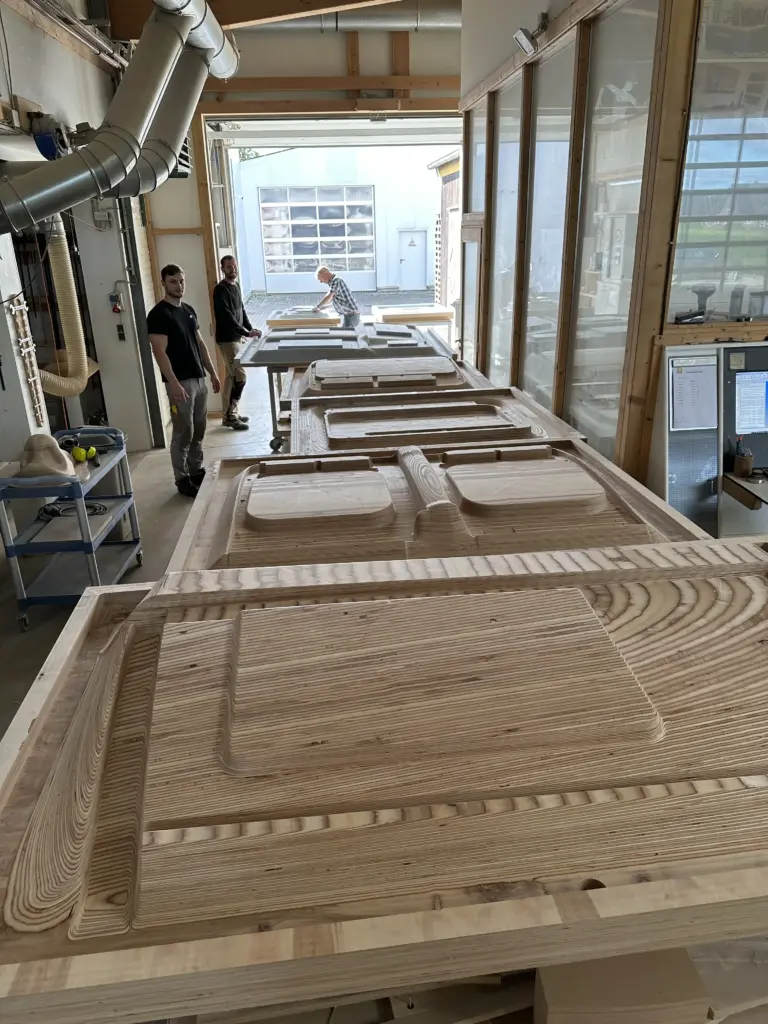 Formteile nach 3D daten aus verleimten Multiplexblöcken im Großformat ausgefräst