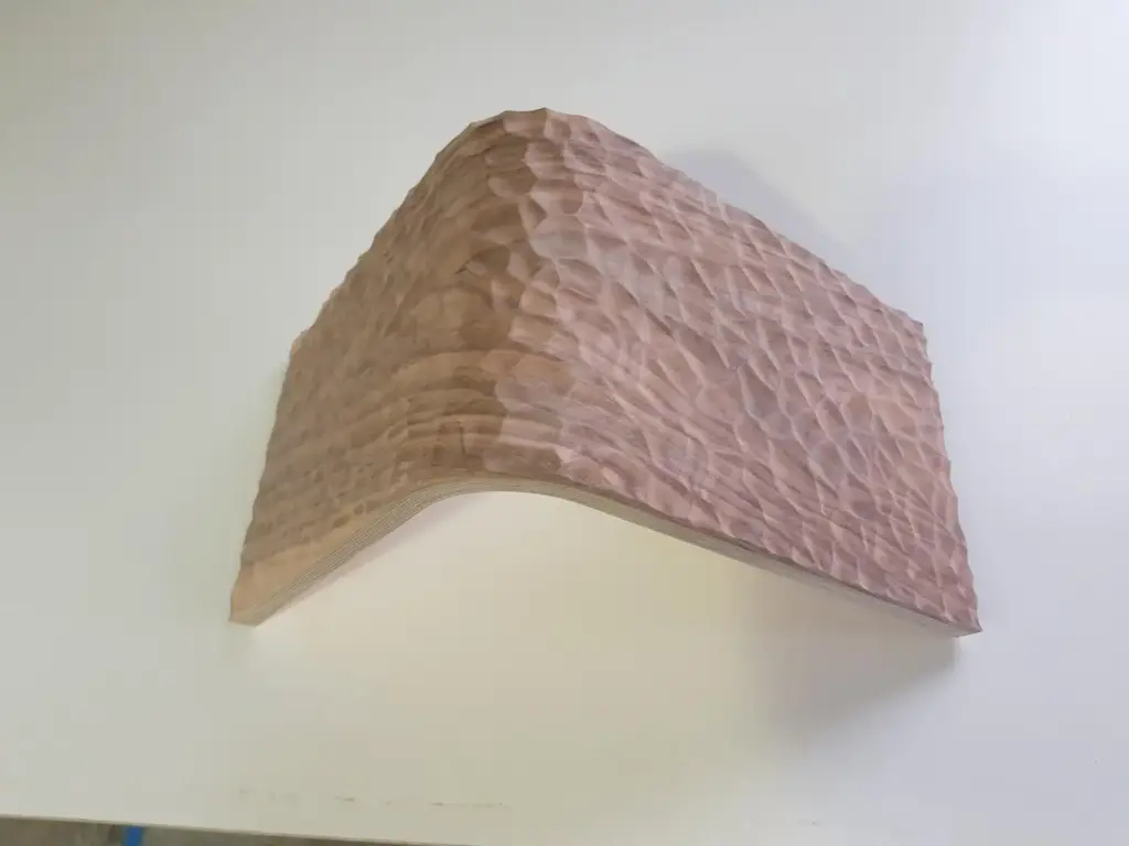 Grübchen Struktur erstellt nach Rendering Vorlage und im Bogen gefräst