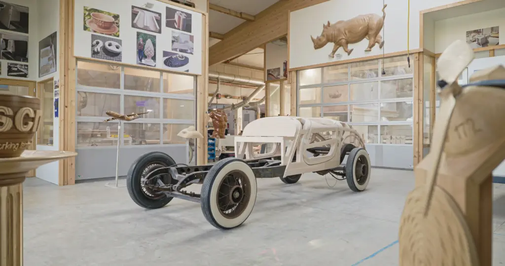 Historisches Fahrzeug aus ca.130 Stück gefrästen Massivholzelementen zusammengebaut