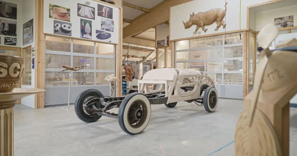 Historisches Fahrzeug Aus Ca.130 Stück Gefrästen Massivholzelementen Zusammengebaut