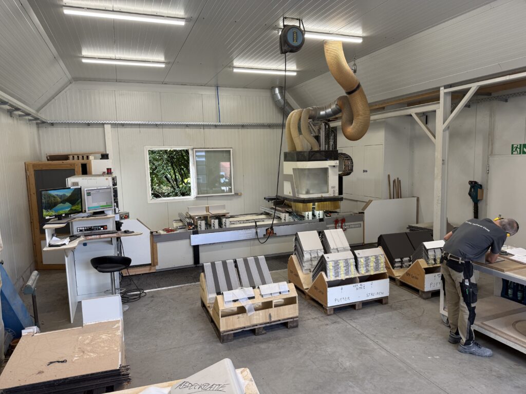 5-Achs-CNC wartet auf Operator 3d Cluse Tischlerei