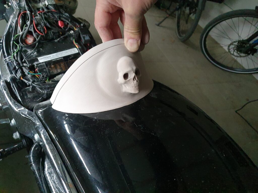 nach Motorradscan Anbauteile modelliert und passgenau ausgefräst aus PU-700