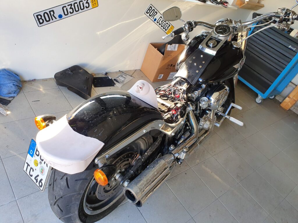 nach Motorradscan Anbauteile modelliert und passgenau ausgefräst aus PU-700 Tischlerei-Cluse 3d CNC