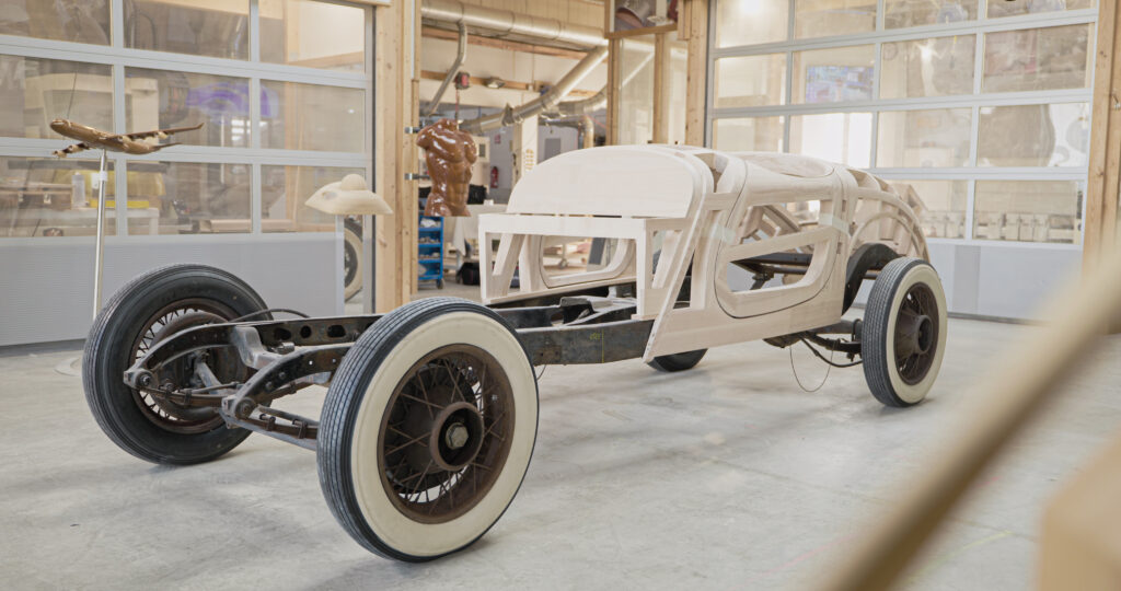 Oldtimer aus 130 Stück Bauteilen gefräst aus Eschenholz und zusammengebaut-Tischlerei Cluse 3d fräsen Holz