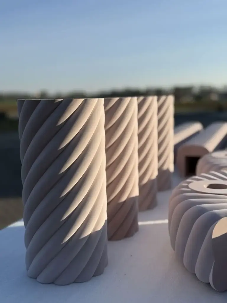 Spiral Füße nach Rendering in 3d gezeichnet und auf 5 Achs CNC in Maridur 700 ausgefräst