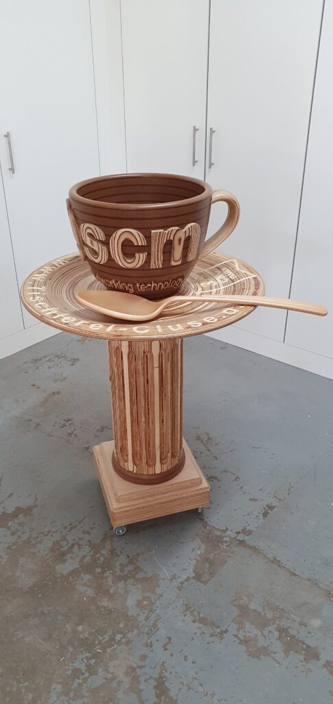 3D Tassen-Gedeck auf Säule stehend modelliert und aus Multiplex und MDF-Blöcken ausgefräst 3d CNC Cluse