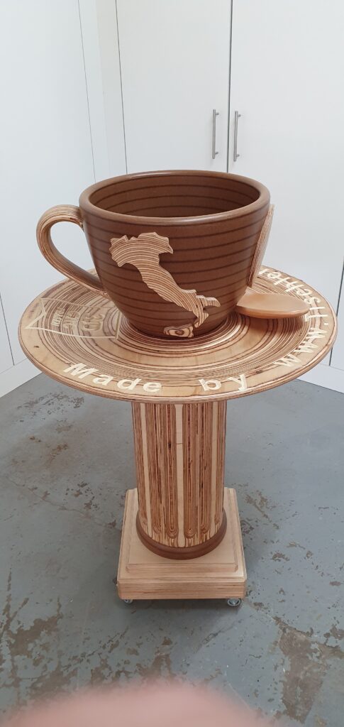 3D Tassen-Gedeck auf Säule stehend modelliert und aus Multiplex und MDF-Blöcken ausgefräst 3d CNC Cluse
