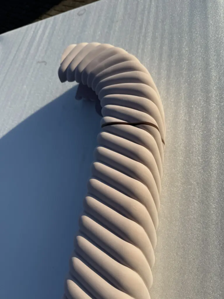Tischumrandung mit fortlaufender Spiral optik konstruiert nach Vorgabe und in 3d ausgefräst